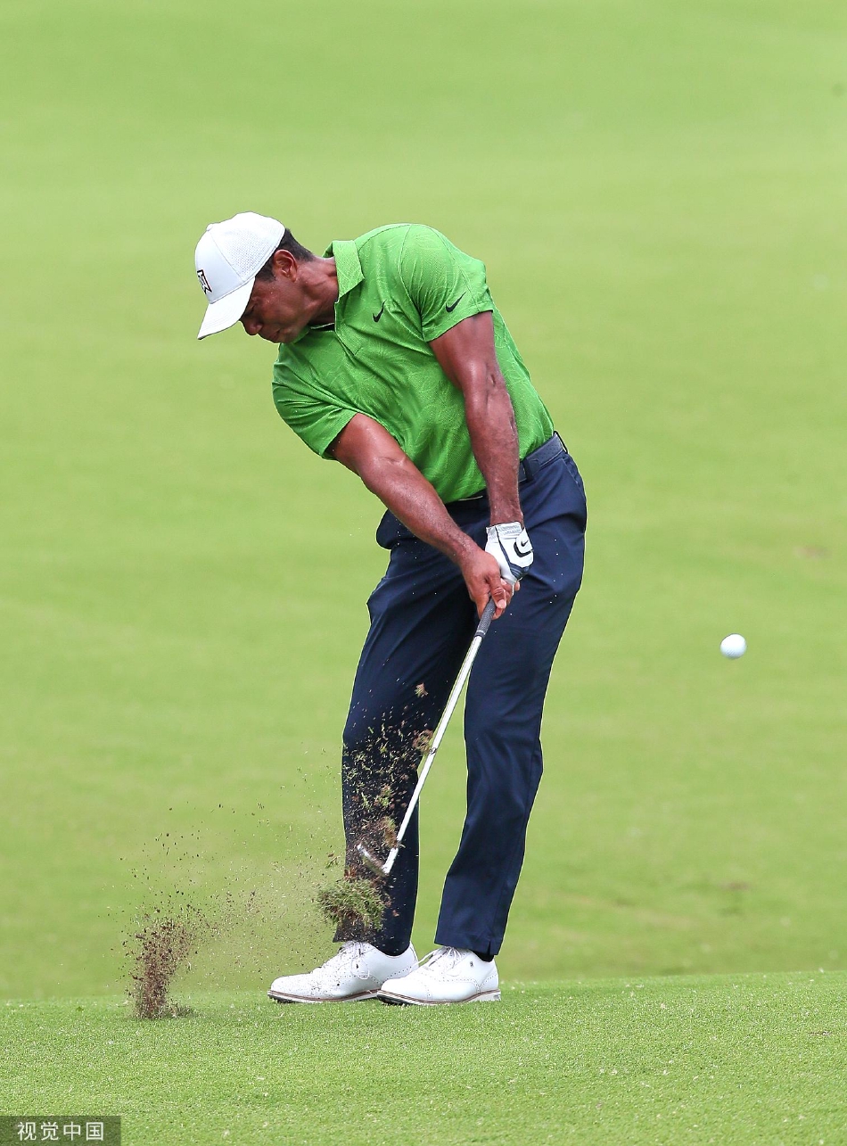 PGA锦标赛次轮老虎伍兹晋级（老虎伍兹夺冠次数）