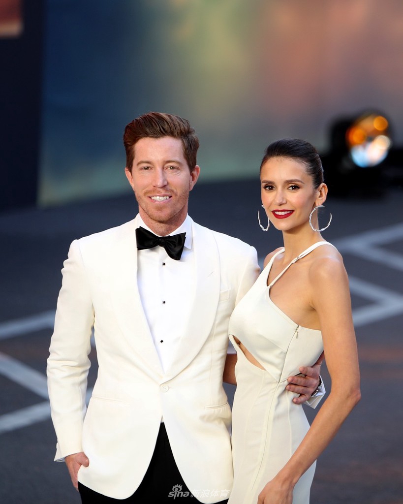 单板之王肖恩-怀特携女友盛装出席（肖恩怀特用的什么板）