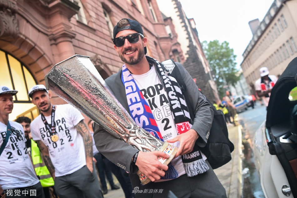 法兰克福举行夺冠游行 凯文·特拉普捧杯庆祝（法兰克福特锦赛og）