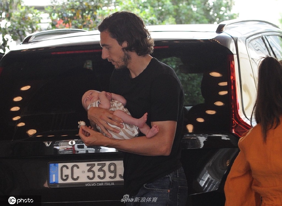 国米球员达米安怀抱小达米安 动作温柔熟练（达米安转会国米）