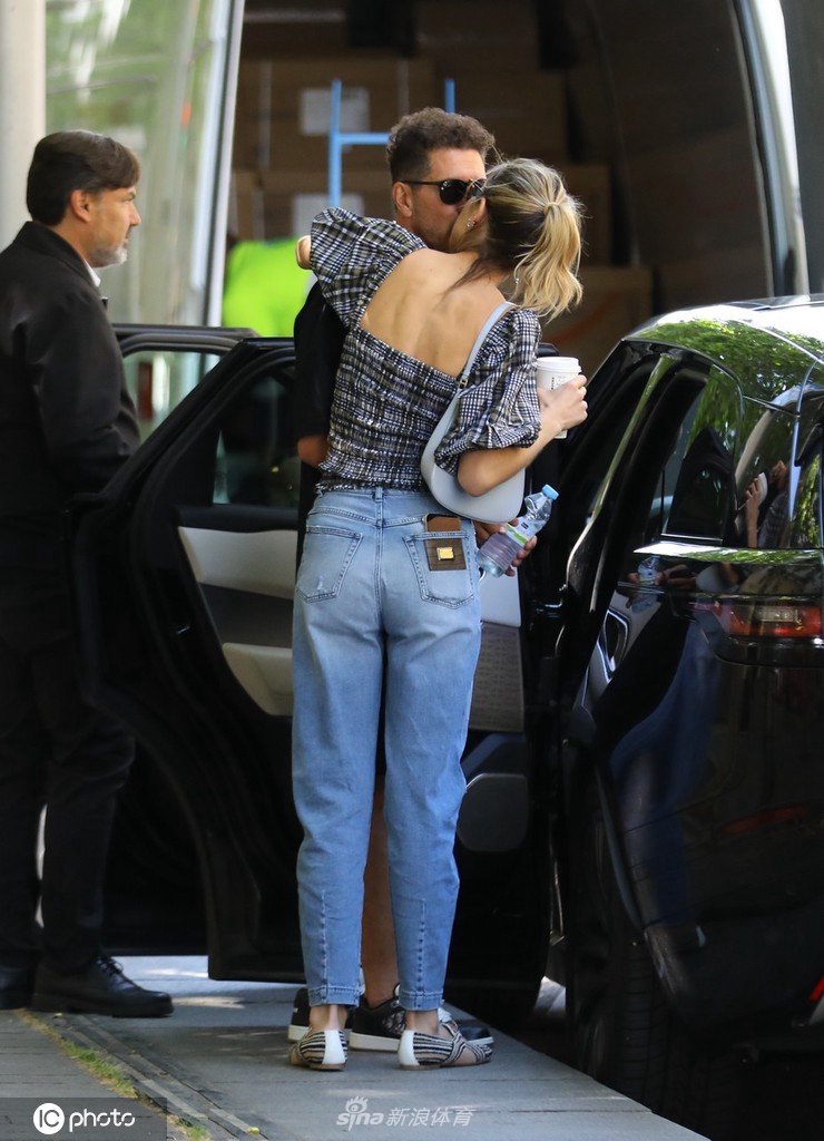 西蒙尼携爱妻现身马德里街头 离别时甜蜜亲吻(西蒙尼视频)