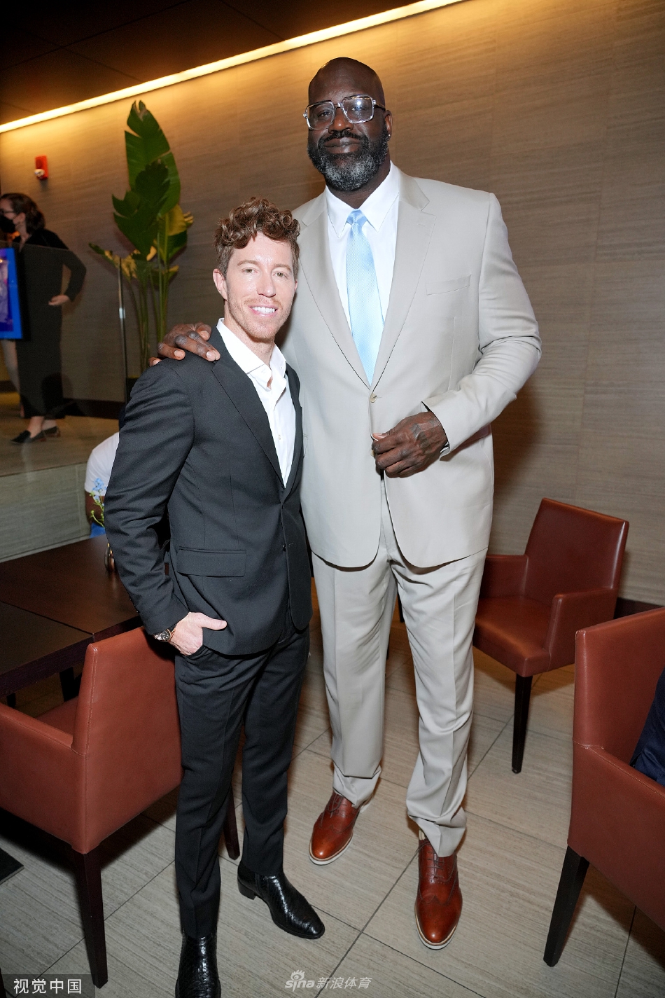 奥尼尔出席华纳活动 与肖恩·怀特合影“最萌身高差”（奥尼尔生涯命中1个三分,姚明2个,邓肯和霍华德呢?）