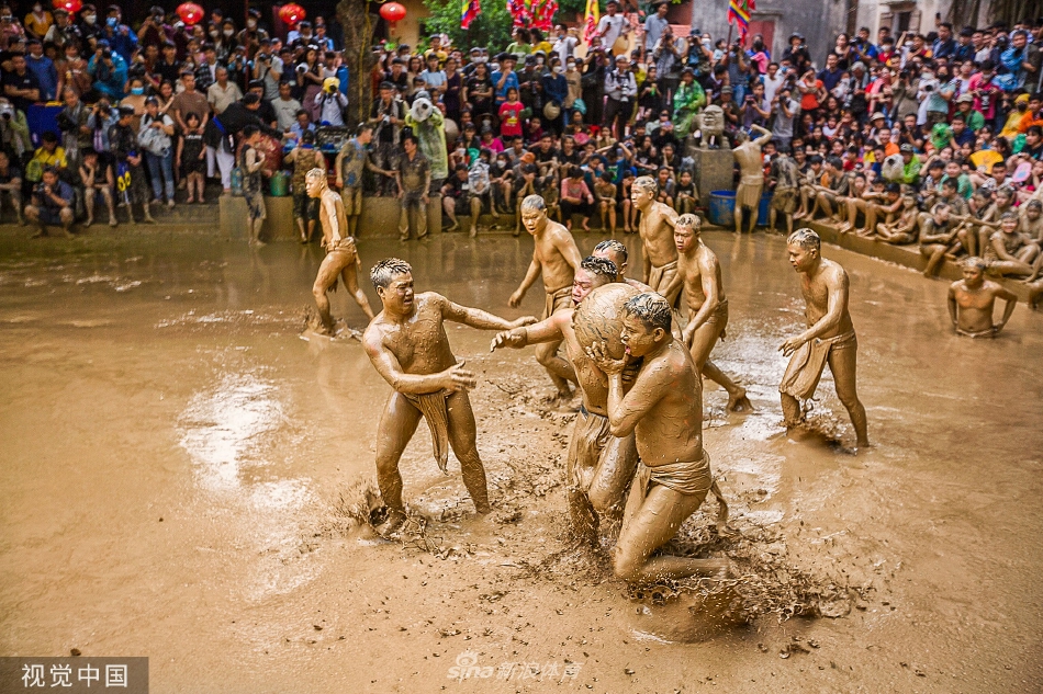 越南举办传统泥球摔跤比赛 参赛者浑身裹满泥土展开角逐