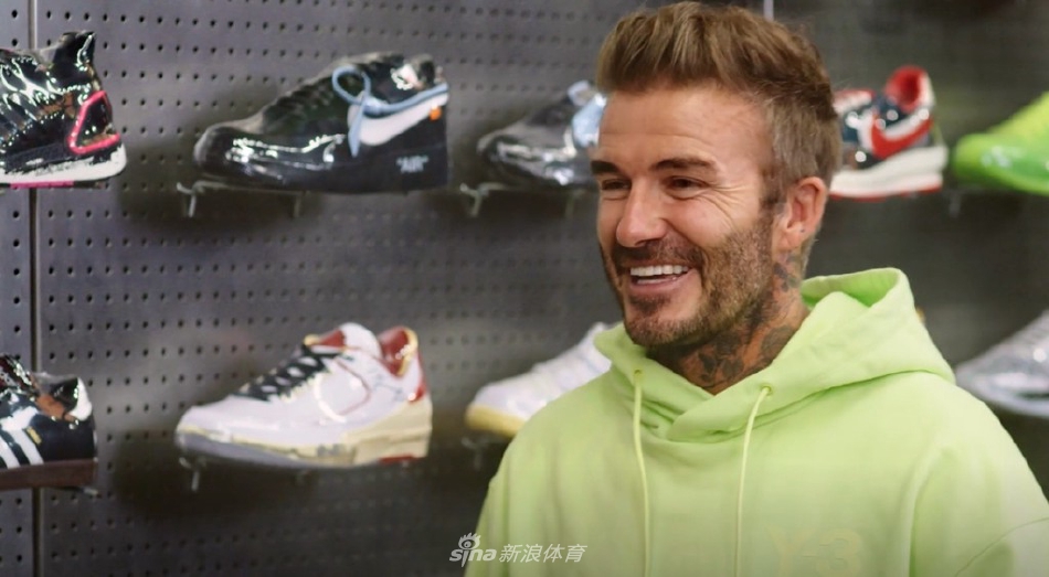 贝克汉姆做客某节目谈论球鞋 绿色卫衣出镜笑容满面（贝克汉姆穿的卫衣）