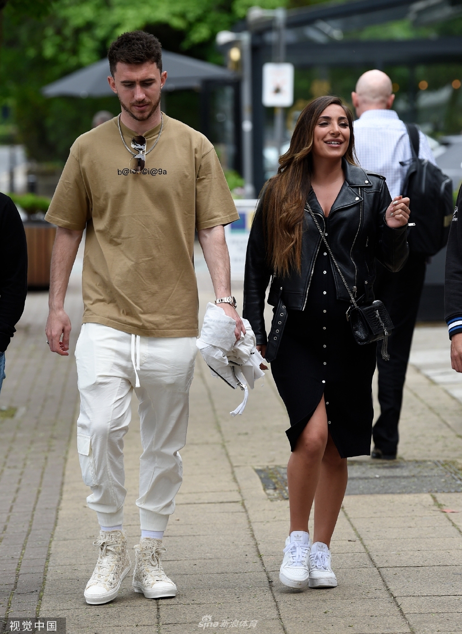 曼城后卫拉波特与怀孕女友漫步街头（曼城后卫拉波尔特）