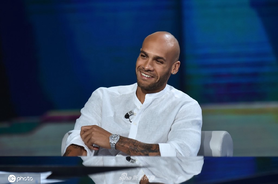 奥运百米飞人雅各布斯携爱妻做客电视节目（百米飞人雅各布斯是黑人吗）