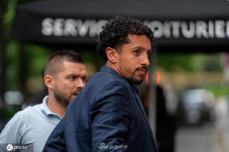 马尔基尼奥斯携队友金彭贝出席巴黎慈善晚会（金彭贝和马尔基尼奥斯谁厉害）