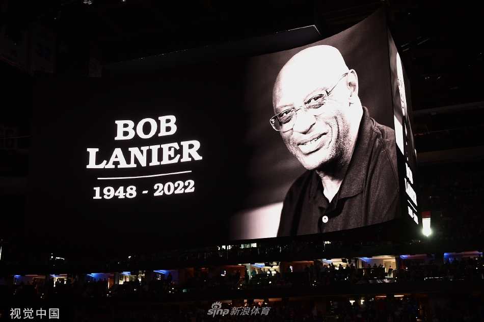 现场屏幕悼念传奇球星鲍伯-兰尼尔（鲍勃·兰尼尔）