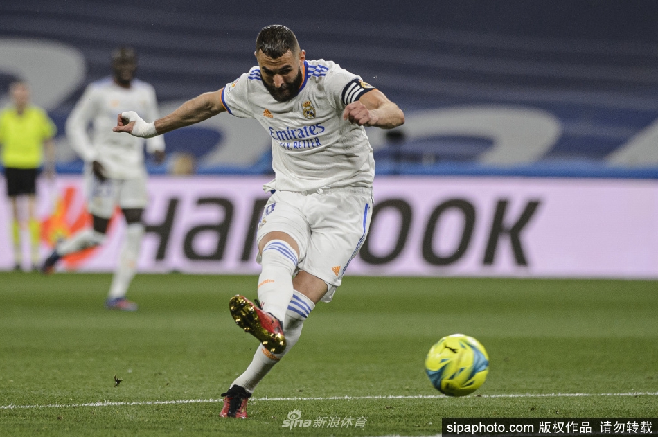 本泽马打入皇马生涯第323球 追平劳尔并列队史第二（本泽马在皇马打进多少球）
