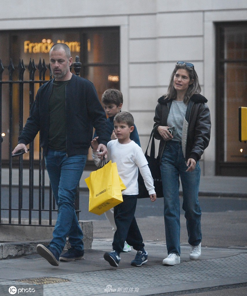 前英格兰足球运动员乔-科尔现身伦敦购物（乔·科尔足球）