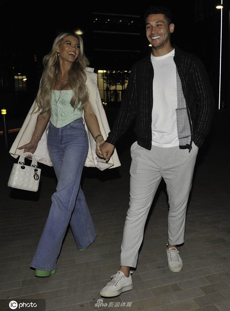 英格兰足球运动员卡勒姆-琼斯和女友现身酒吧（卡勒姆威尔逊）