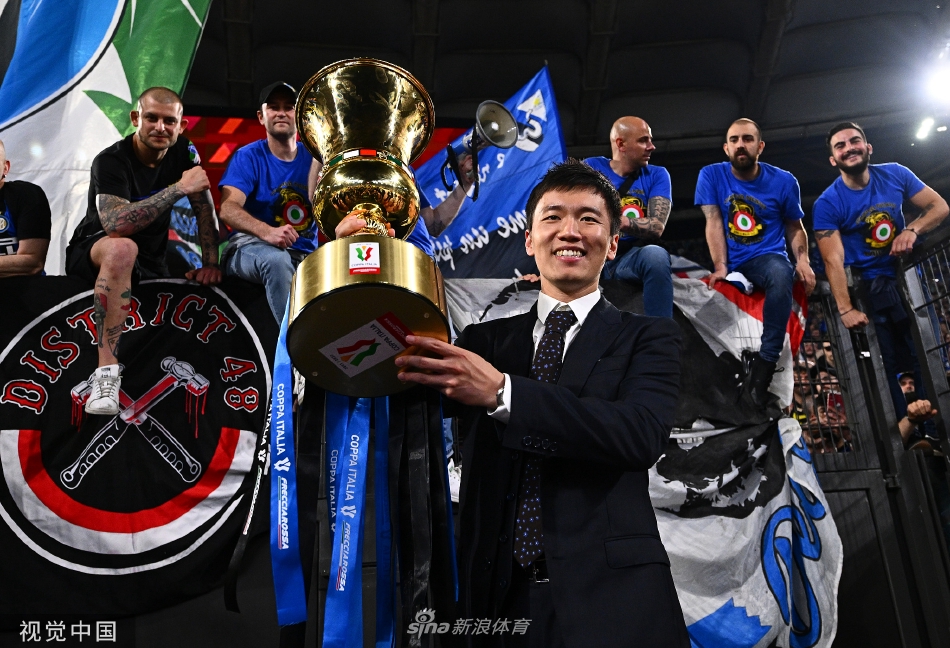 张康阳入主国米第3冠 捧杯庆祝荣耀时刻（张康阳国米夺冠）