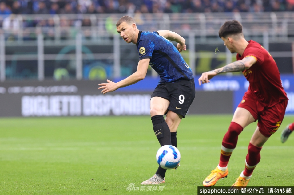 阿尔维斯想留在巴萨 俱乐部暂时未提供续约报价（阿尔维斯在巴萨踢什么位置）