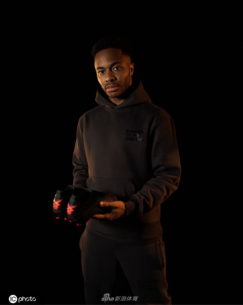 斯特林拍摄广告 身穿卫衣出镜青春洋溢