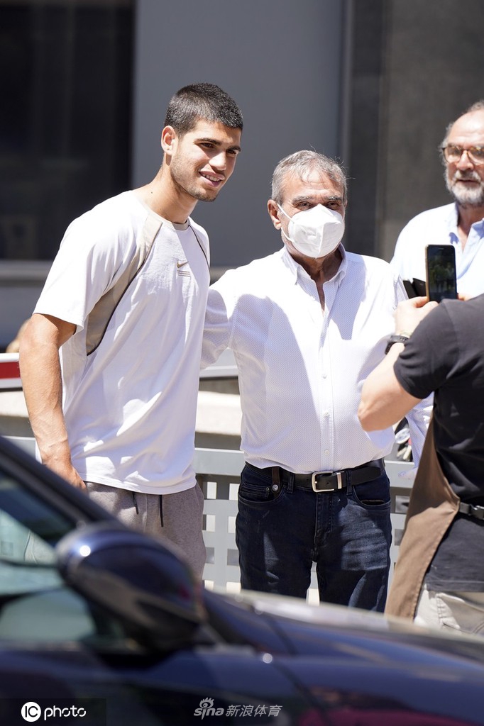 阿尔卡拉斯现身马德里街头 偶遇粉丝大方合影留念（马德里阿尔卡拉门）