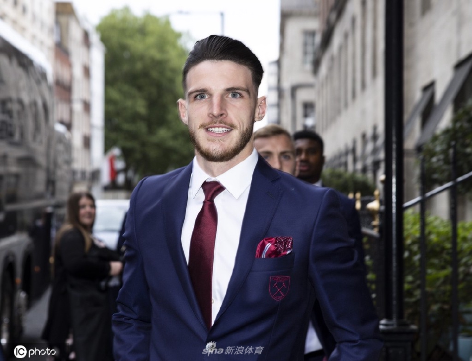 西汉姆联众将西装革履抵达颁奖现场（西汉姆联外套）