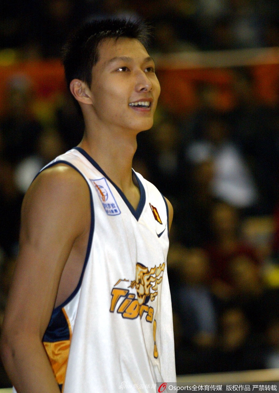 易建联青涩照回顾（易建联青涩照回顾视频）