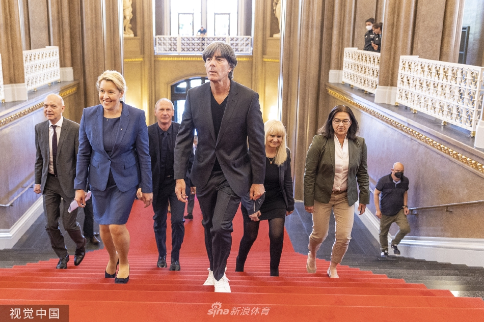 德国杯冠军奖杯亮相柏林 勒夫出席活动（德国杯奖牌）