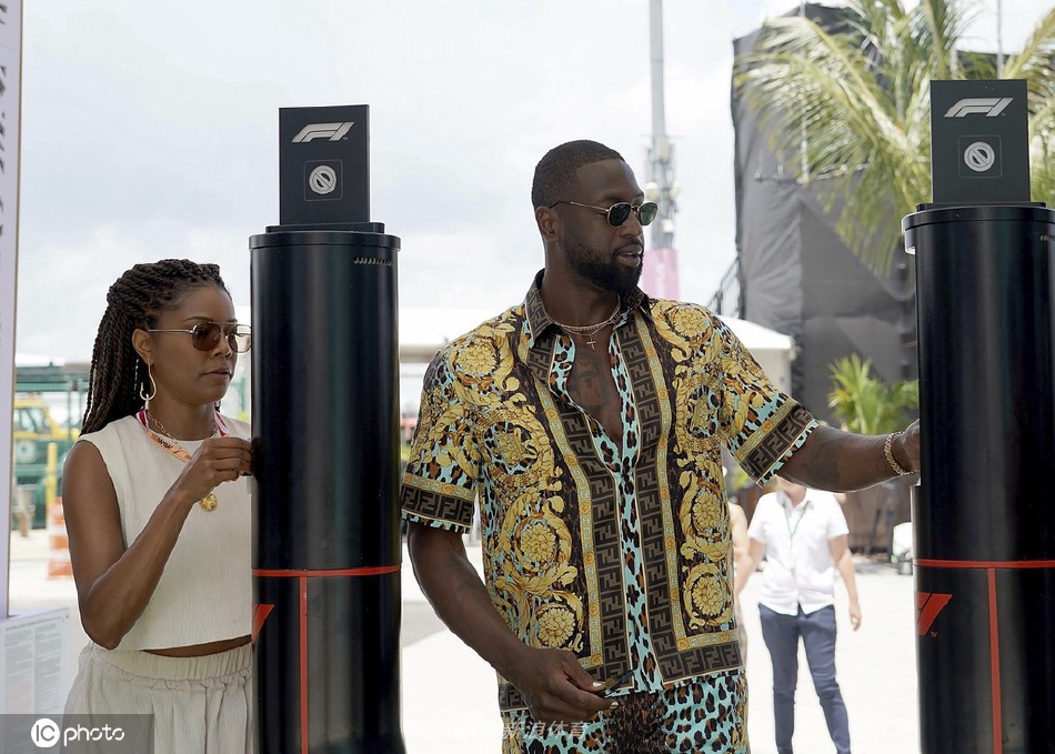 韦德携爱妻亮相F1迈阿密大奖赛