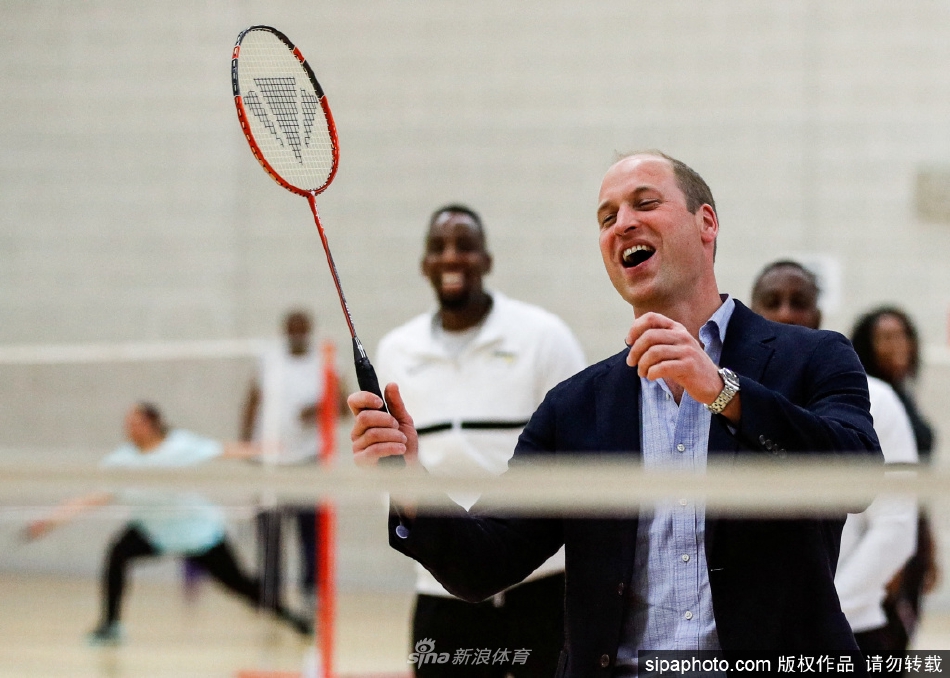 威廉王子在伯明翰出席会议 打羽毛球不亦乐乎（威廉王子xo）