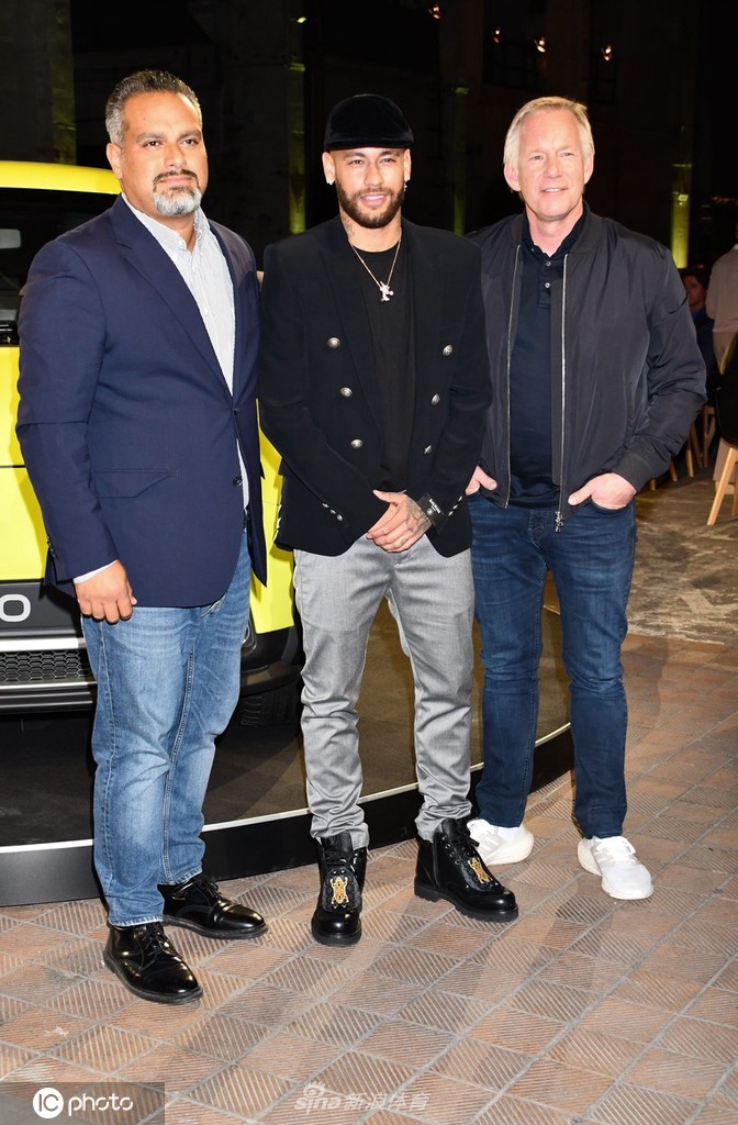 内马尔出席某品牌新车发布活动 打扮休闲大秀颠球技巧（内马尔颠球视频集锦）