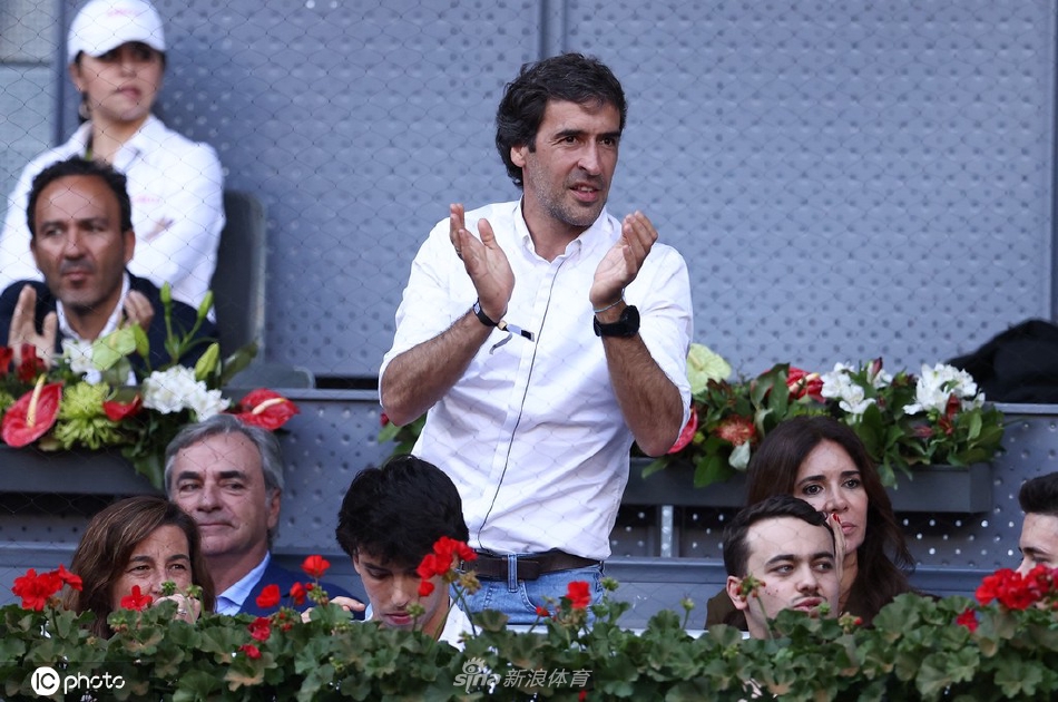 劳尔观战ATP马德里大师赛 为同胞纳达尔鼓掌助威