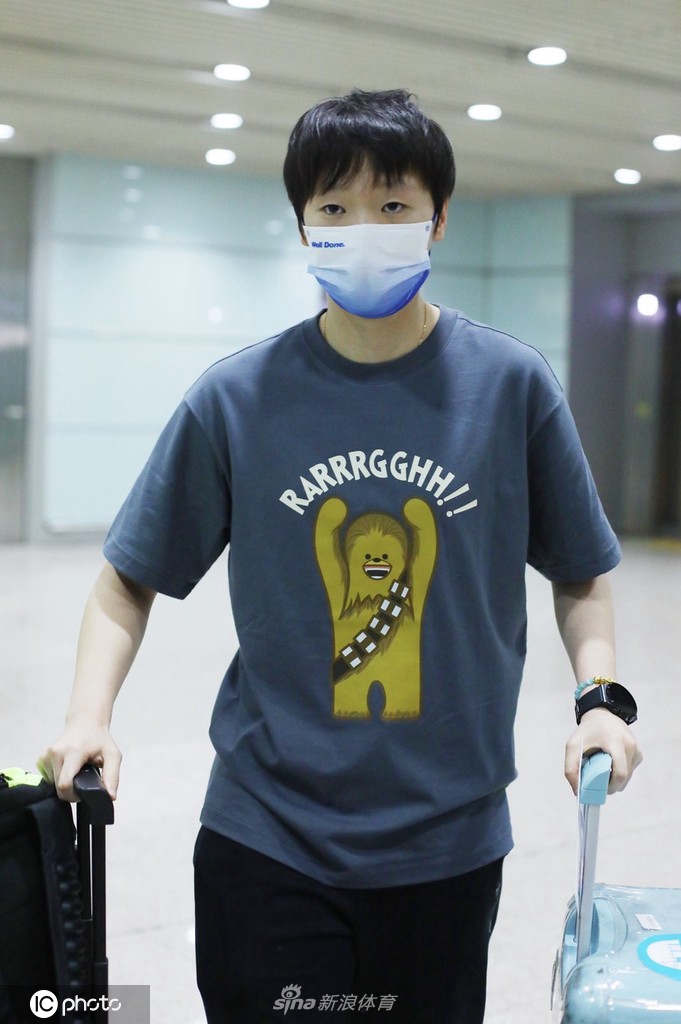 王曼昱结束短暂假期现身机场 身穿星球大战T恤可爱十足