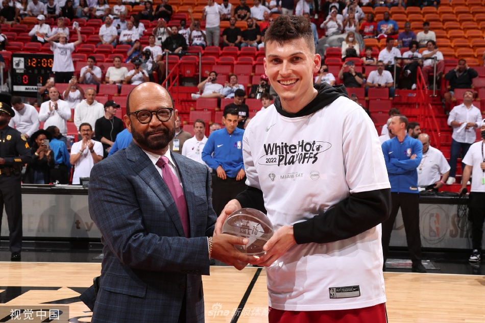 泰勒·西罗领取最佳第六人奖杯（泰勒希罗总决赛）
