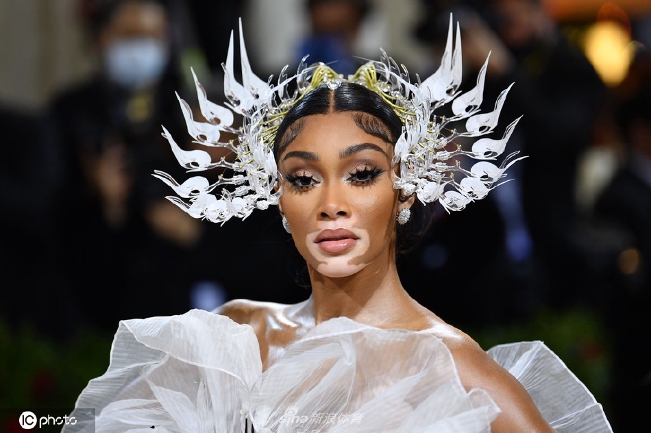 库兹马女友亮相Met Gala红毯（库兹马女友简介）