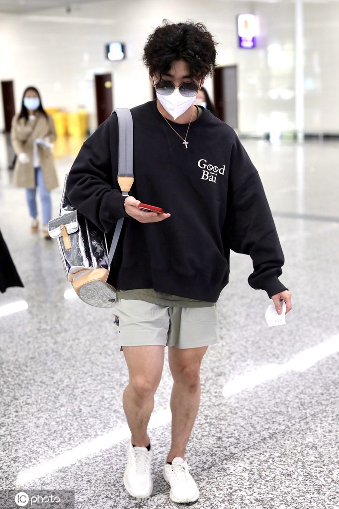 林孝埈抵达石家庄机场 卷发造型帅气亮眼