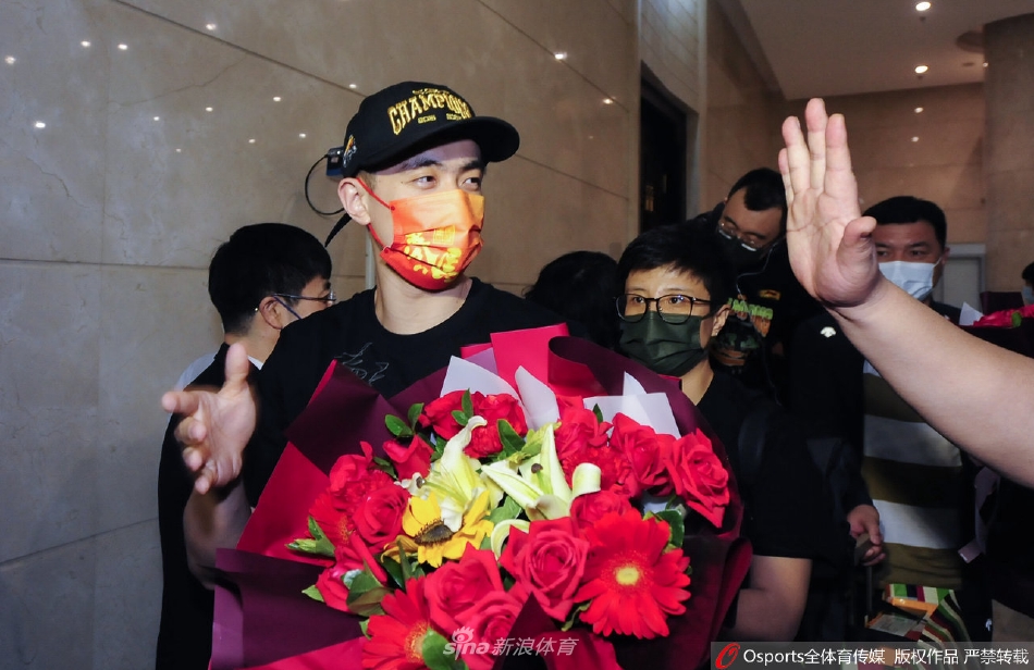 辽宁本钢男篮夺冠凯旋抵达沈阳 体育局领导与球队合影留念(辽宁本钢男篮球员)