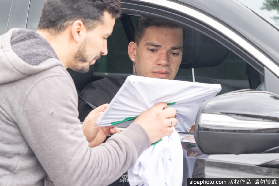 曼城球员驾车抵基地训练 埃德森大方为球迷签名（曼城门将埃德森号码）