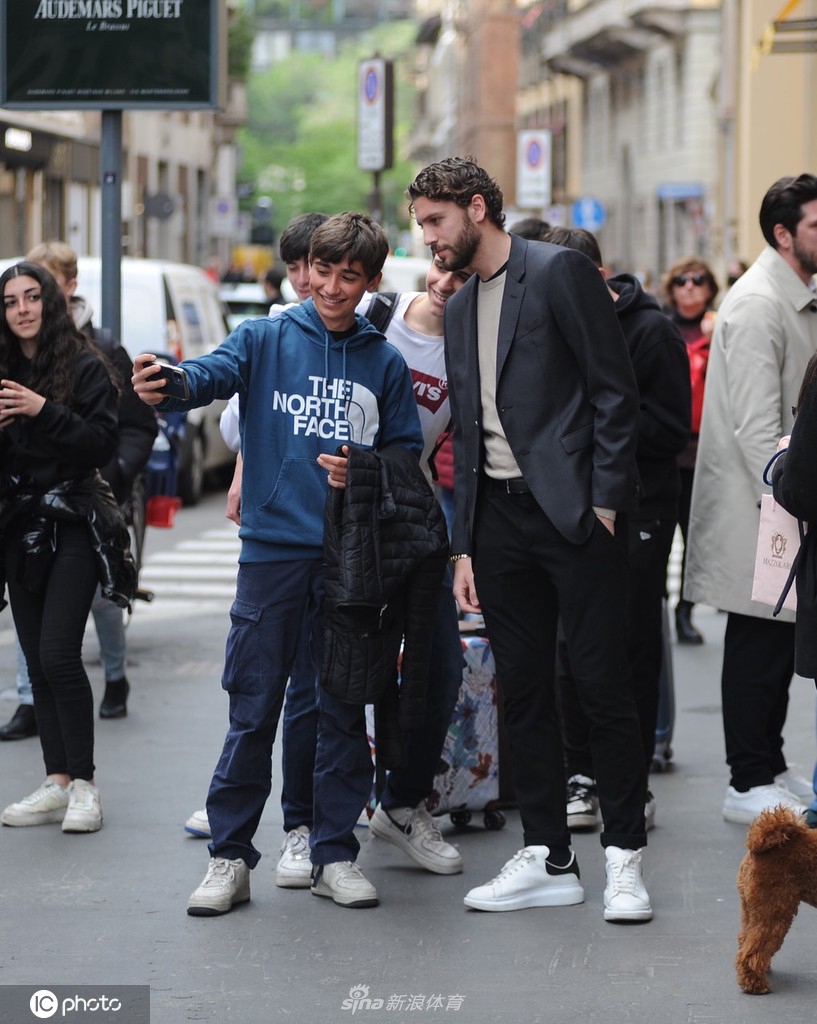 洛卡特利携未婚妻现身米兰街头 偶遇粉丝热情合影留念（洛卡特利为什么离开米兰）