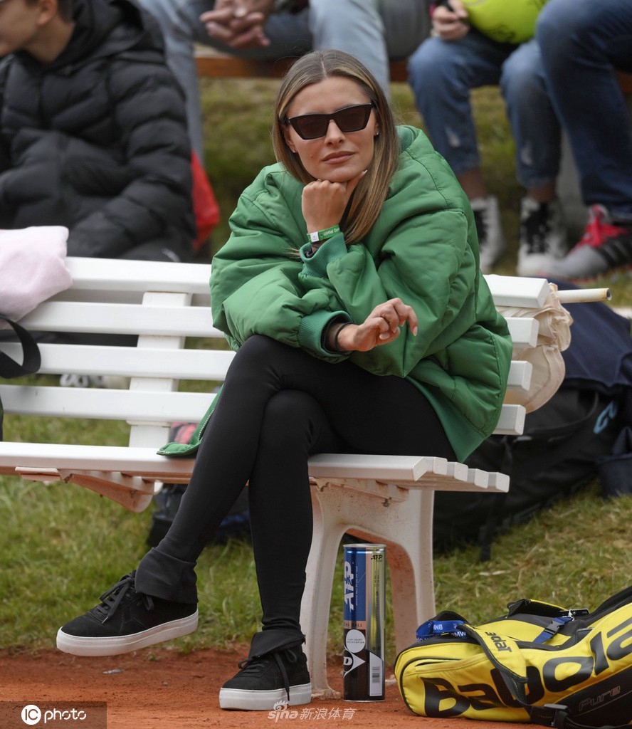 兹维列夫女友到场观看训练（兹维列夫 女友）