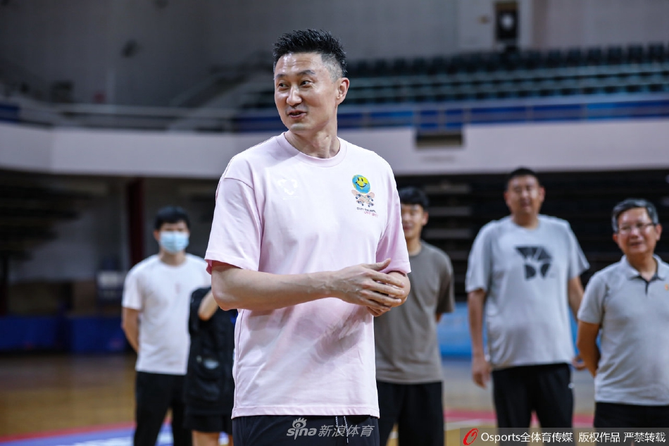 杜锋携手郭士强亮相广东工业大学 现场指导校队成员训练（杜锋是广东工业大学的吗）