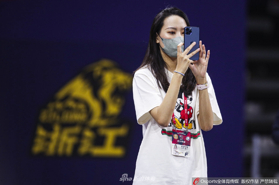 美女记者场边观战（美女记者场边观战视频）