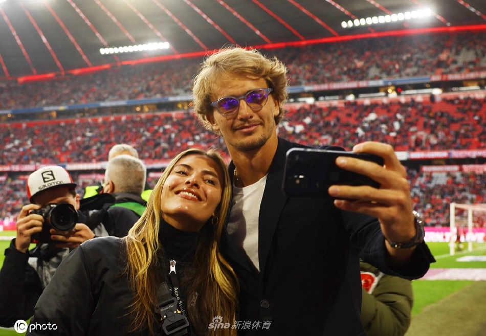兹维列夫携女友观战德甲天王山之战 二人相依甜蜜合影大秀恩爱（兹维列夫集锦）