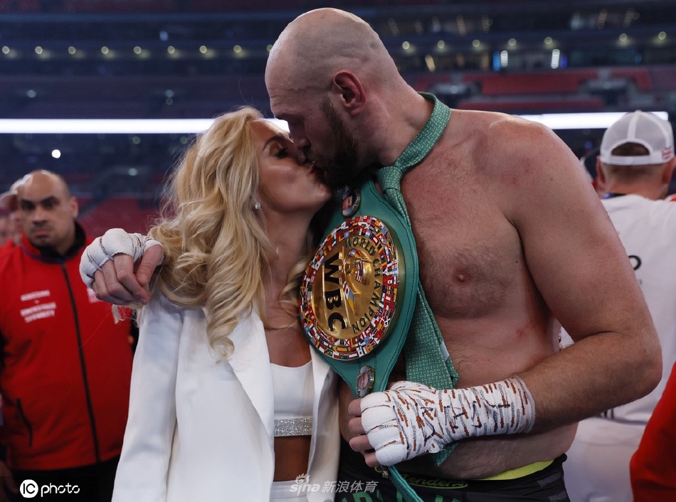 富里妻子现场观战 成功卫冕后与妻子甜蜜相拥（富里老婆）