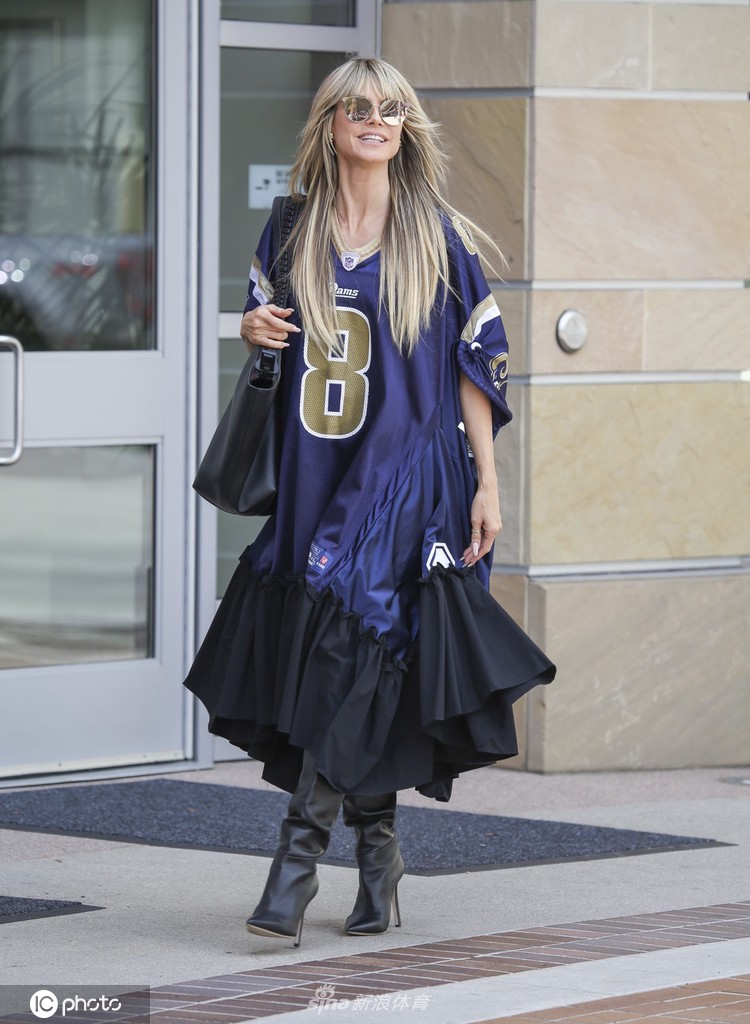 超模海蒂-克鲁姆身穿NFL洛杉矶公羊球衣现身（海蒂·克鲁姆达人秀）