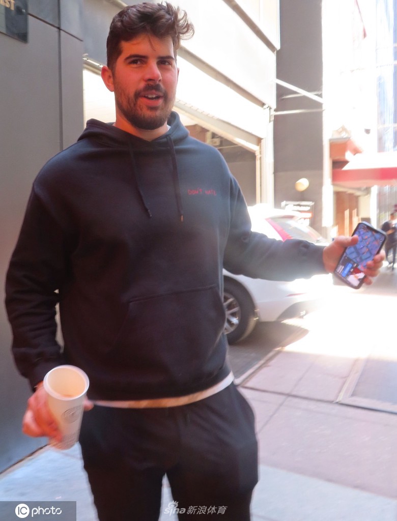 热情为粉丝签名亲和力十足