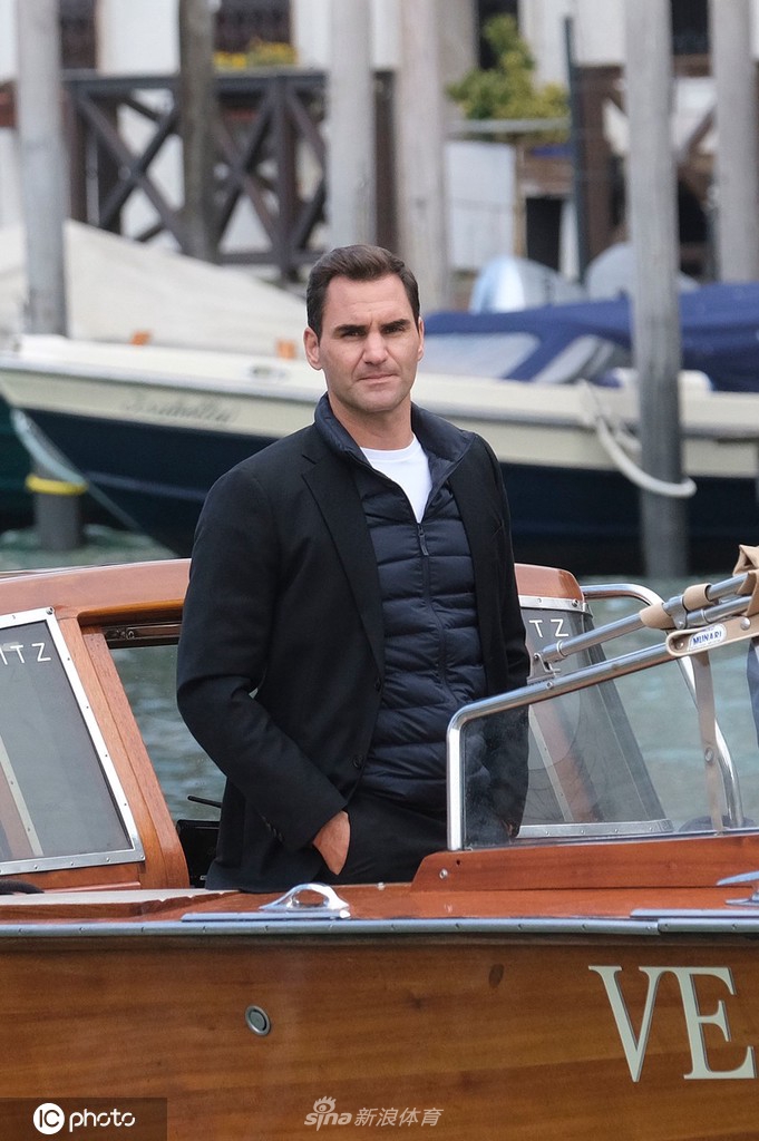 网球天王费德勒现身水城威尼斯 黑色外套双手插兜总裁范十足（网球天王费德勒简介）