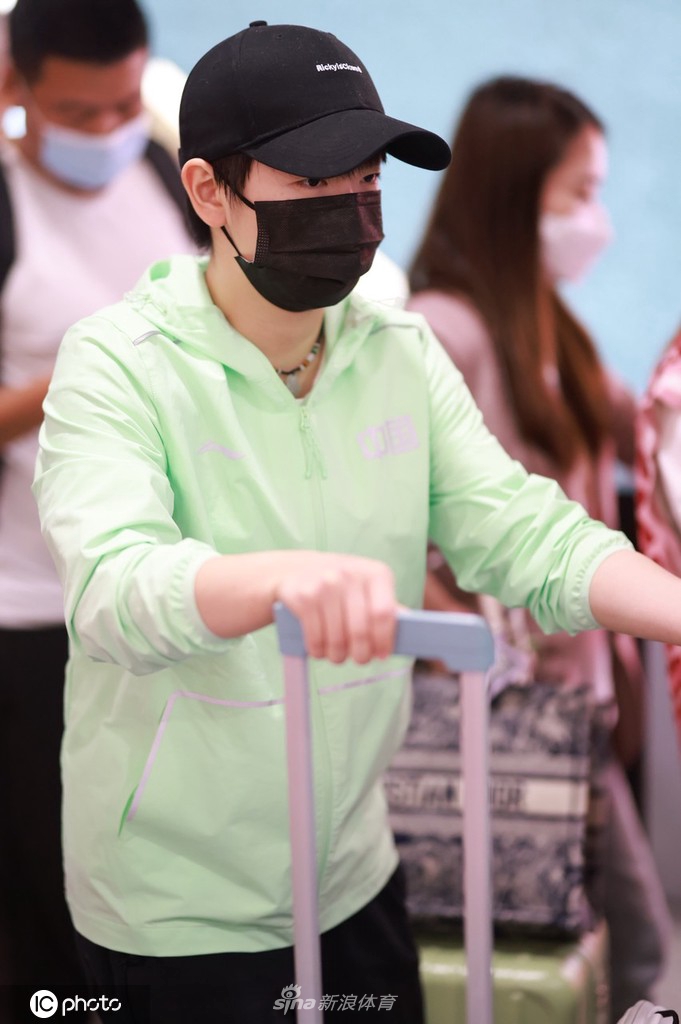 孙颖莎现身成都机场（孙颖莎现身成都机场了吗）