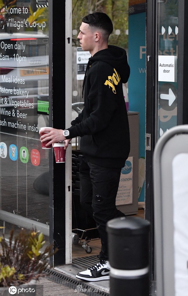 曼城球星福登与伴侣闲逛超市 打扮休闲帅气（曼城福登身价）
