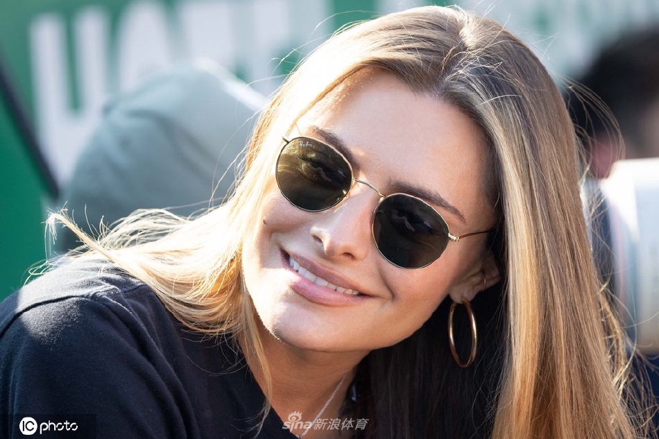 兹维列夫女友索菲亚前来观赛 穿着简约笑容迷人（兹维列夫 索克）