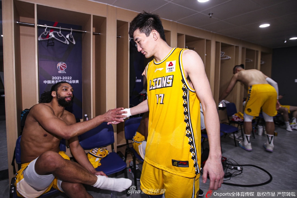 孙铭徽与队友更衣室庆祝晋级决赛（孙铭徽20+10总助攻超两名宿 单节14）