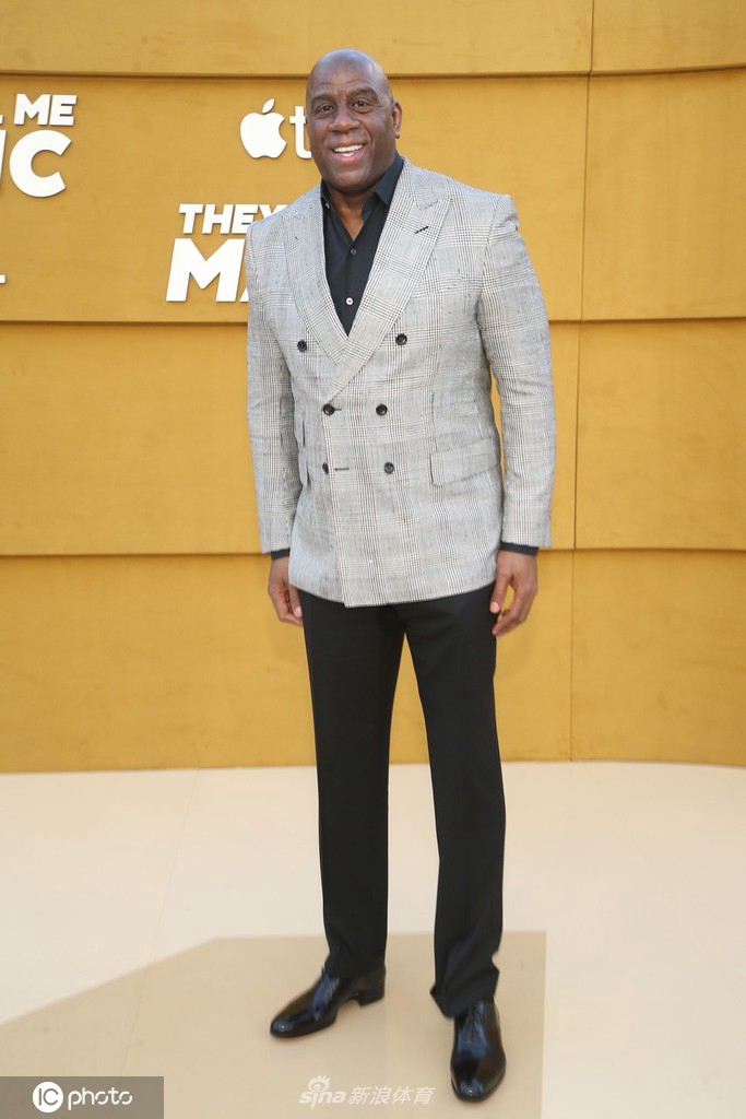 NBA名宿魔术师约翰逊笑容满面 出席记录片《魔术师传奇》首映礼（魔术师约翰逊录像）