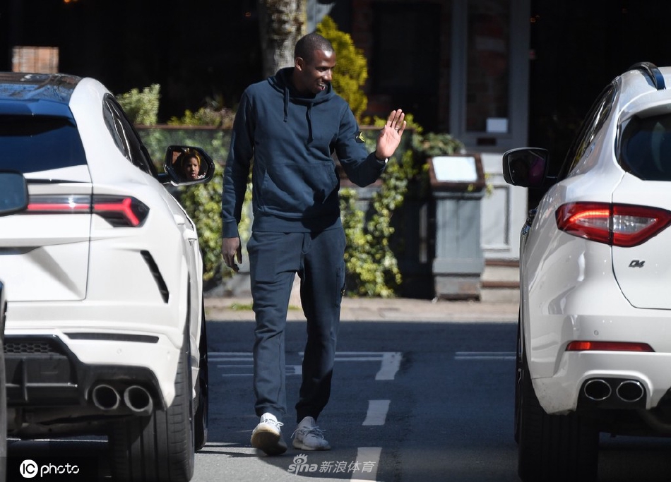 杜库雷现身柴郡街头 面对镜头微笑打招呼（杜库雷百科）