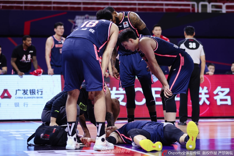 周鹏倒地摔伤颈部（周鹏倒地摔伤颈部视频）