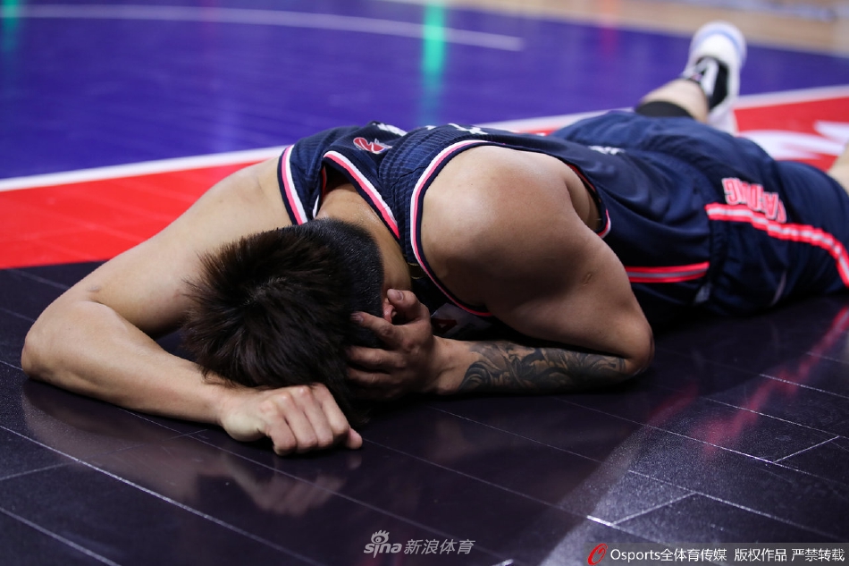 赵睿遭韩德君肘击离场治疗（赵睿 韩国）