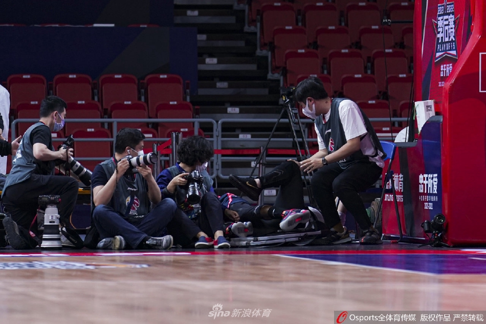 威姆斯摔入记者席砸坏摄像机（威姆斯被伤视频）